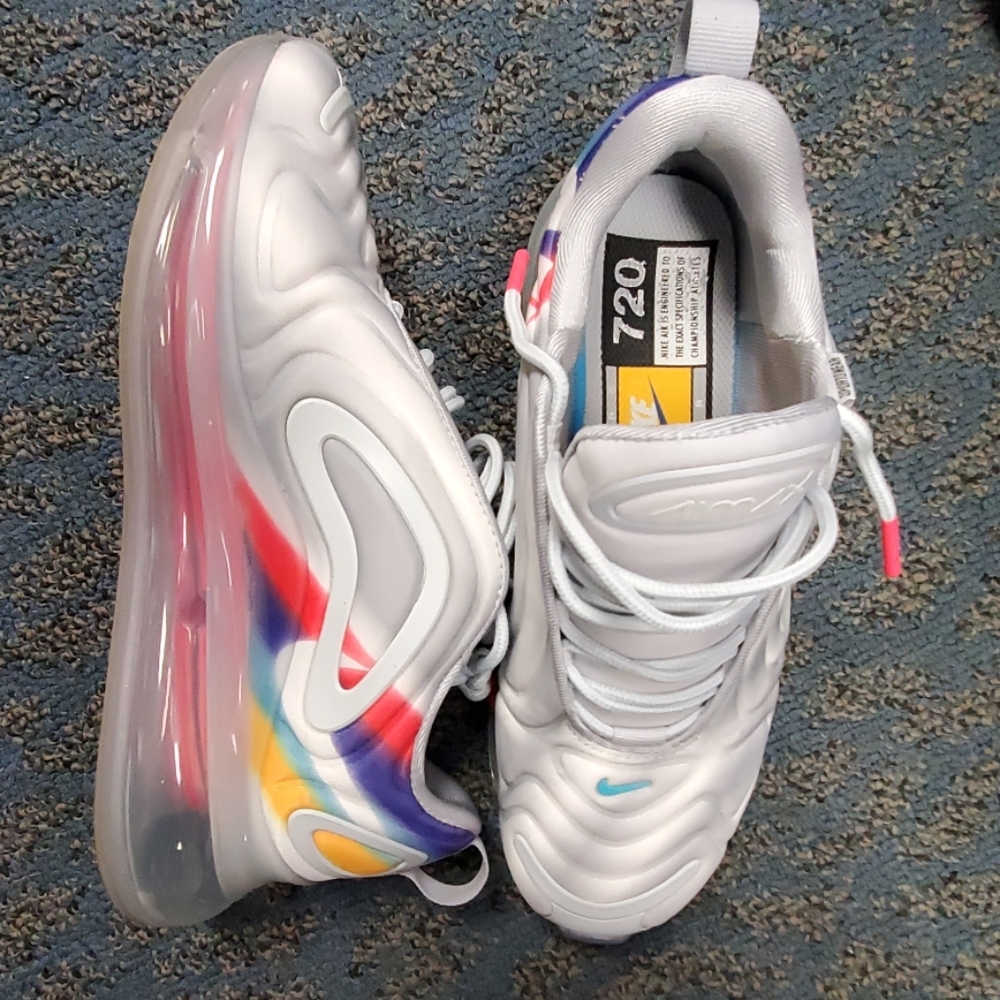 Tennis shoes